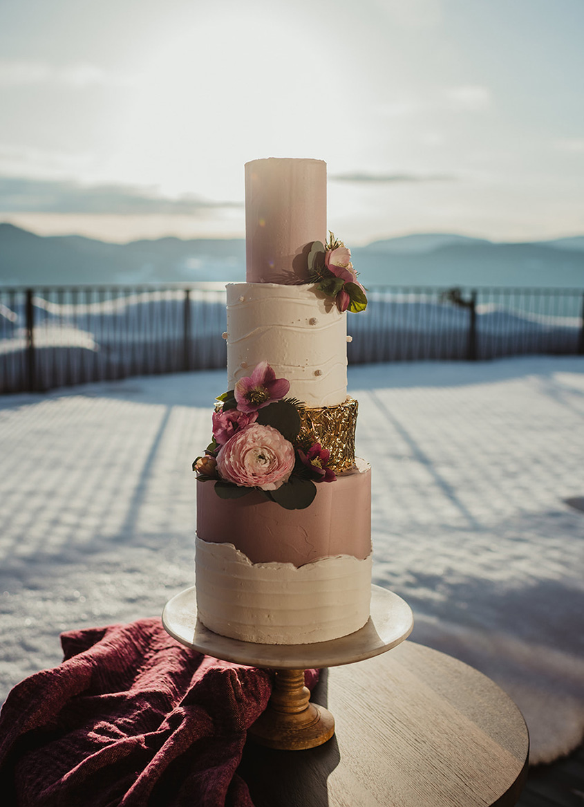 Wedding cake decorata con fiori