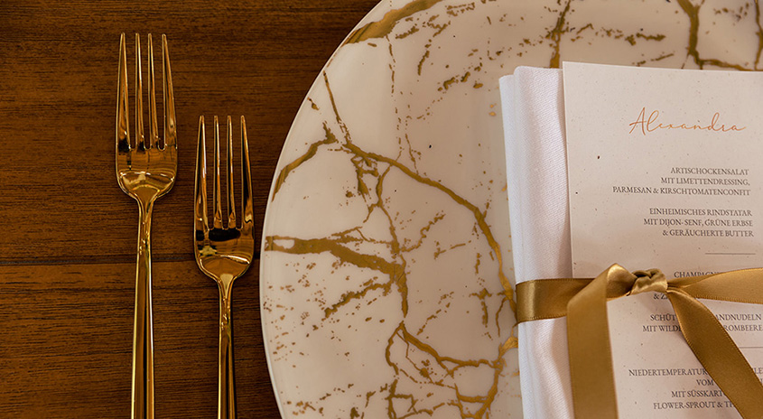 menù e table setting bianco avorio e oro