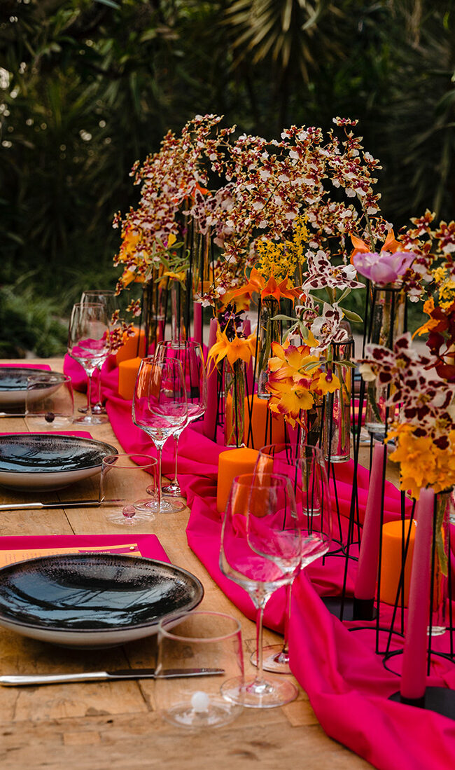 Decorazione floreale della tavola per un matrimonio colorato e moderno