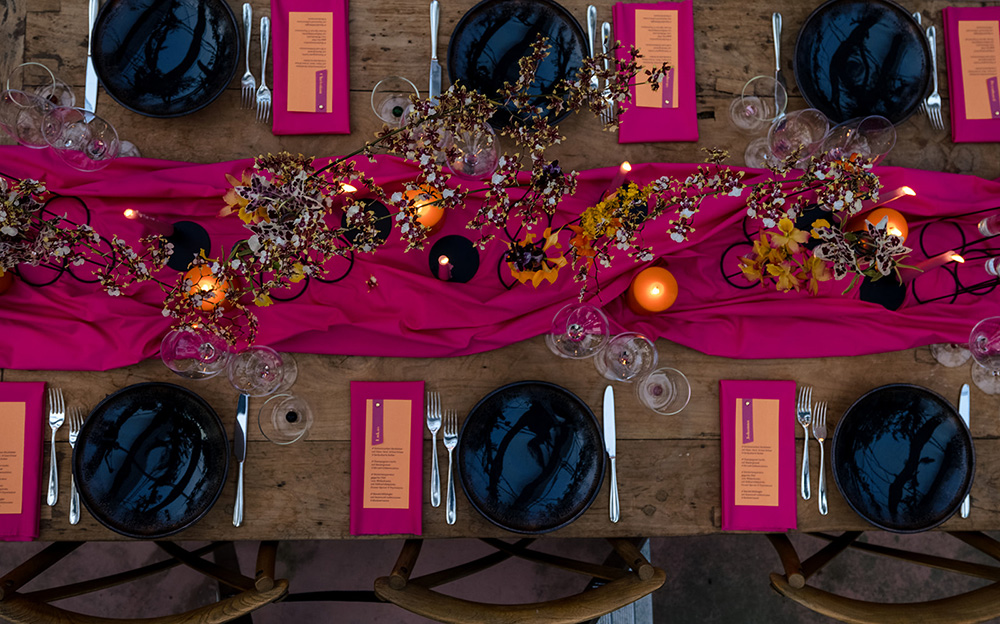 Decorazione floreale della tavola per un matrimonio colorato e moderno
