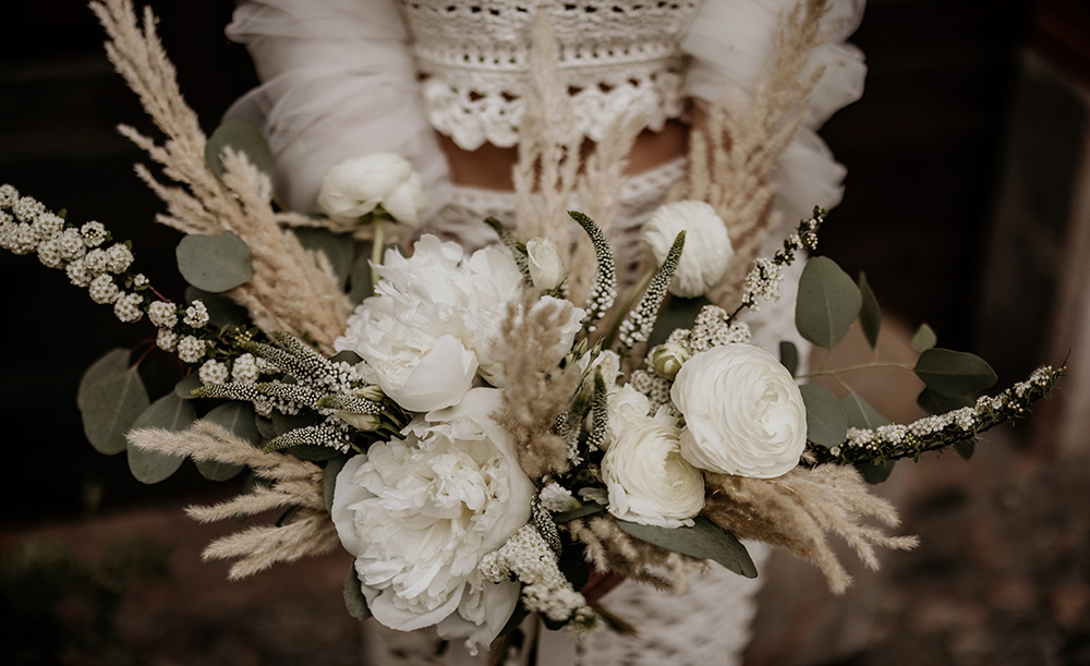 Bouquet boho con pampas e peonie