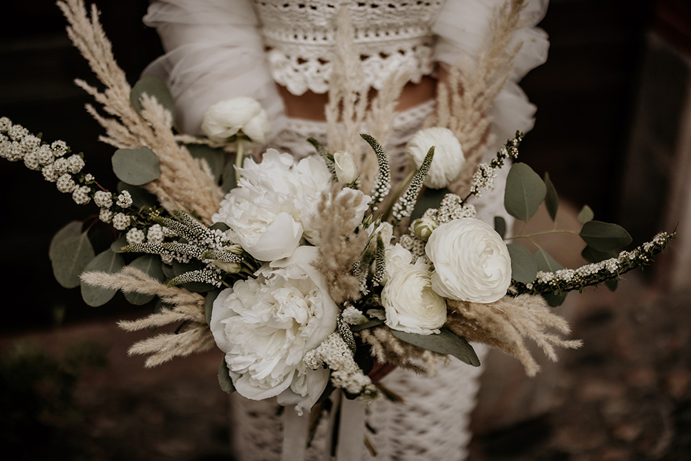 Bouquet boho con pampas e peonie