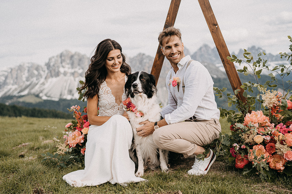 Cerimonia matrimonio nelle dolomiti arco fiorito cane