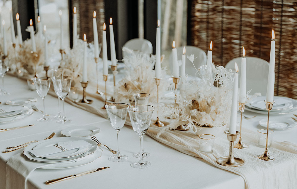 Decorazione tavola nozze con candele e fiori secchi