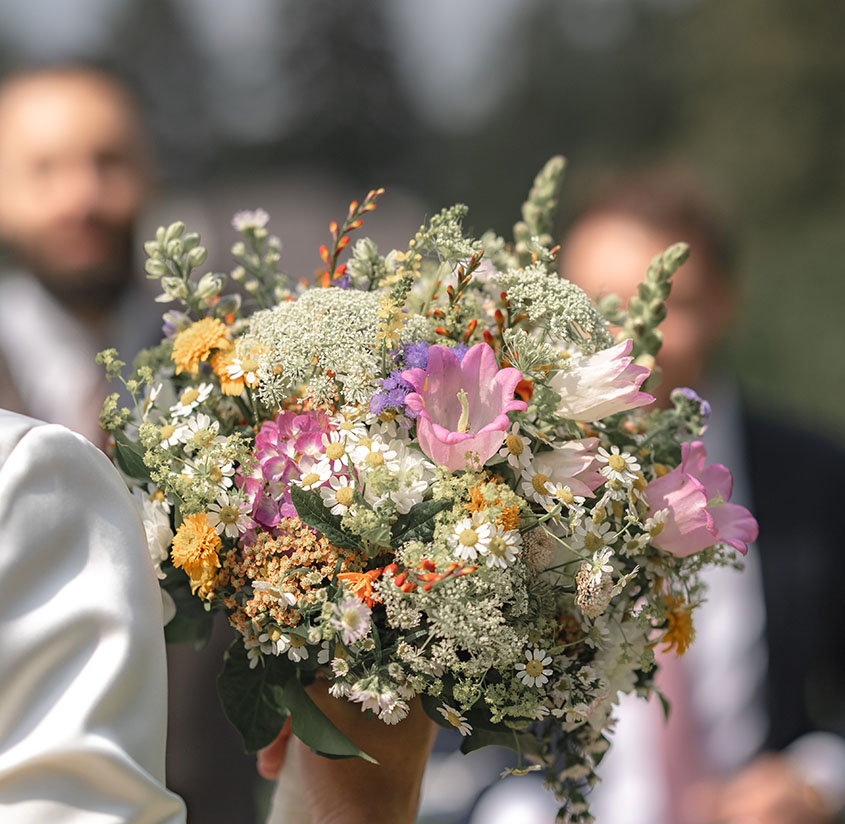 Mazzo da sposa con fiori di campo