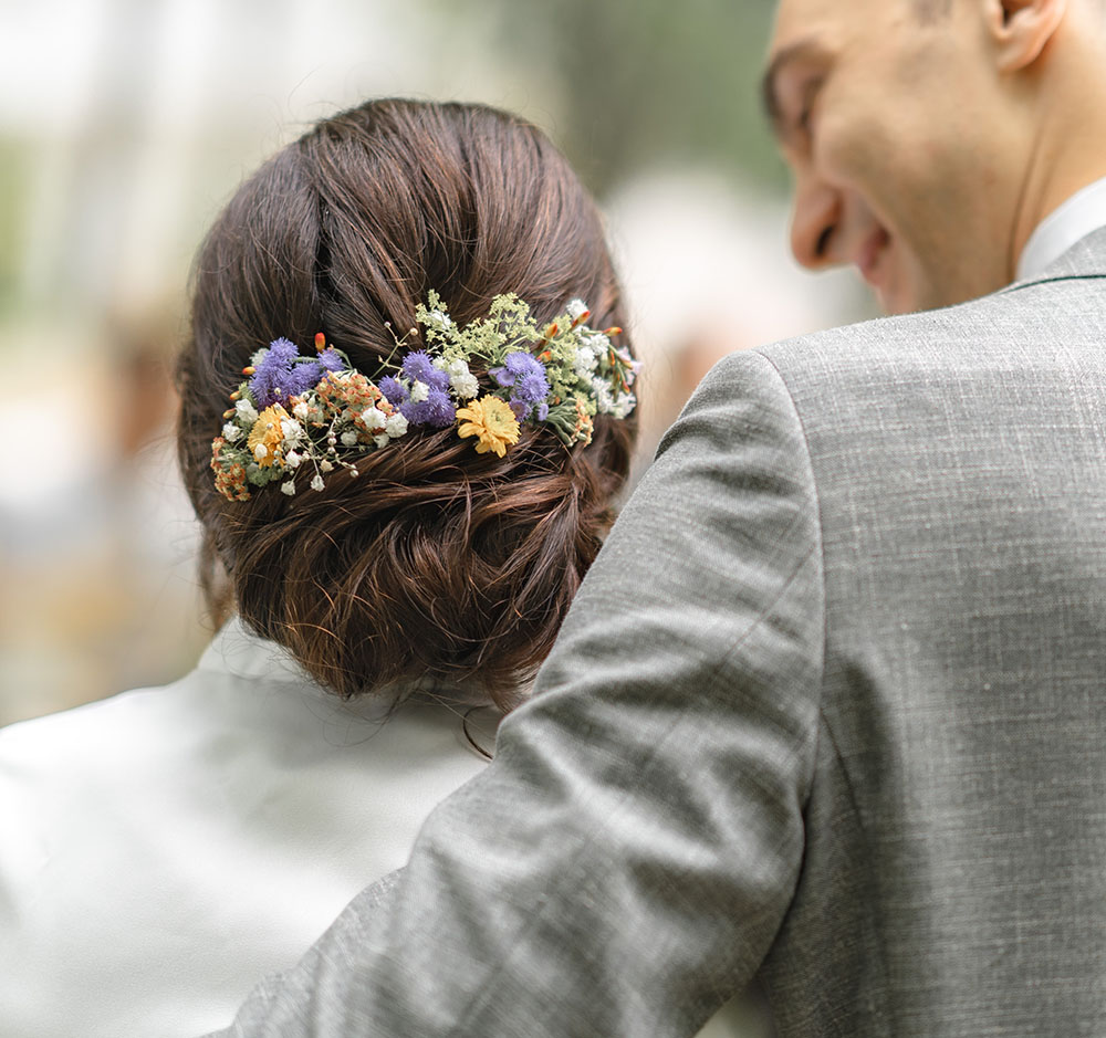 Acconciatura della sposa con fiori fra i capelli
