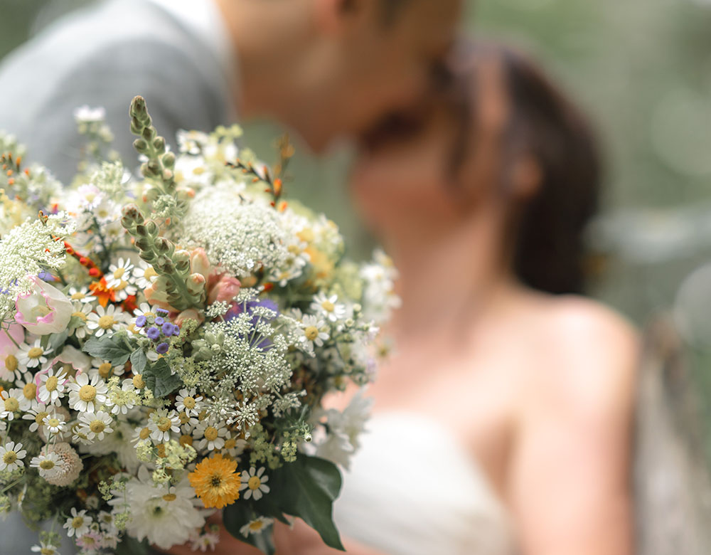 Bouquet da sposa con fiori di campo