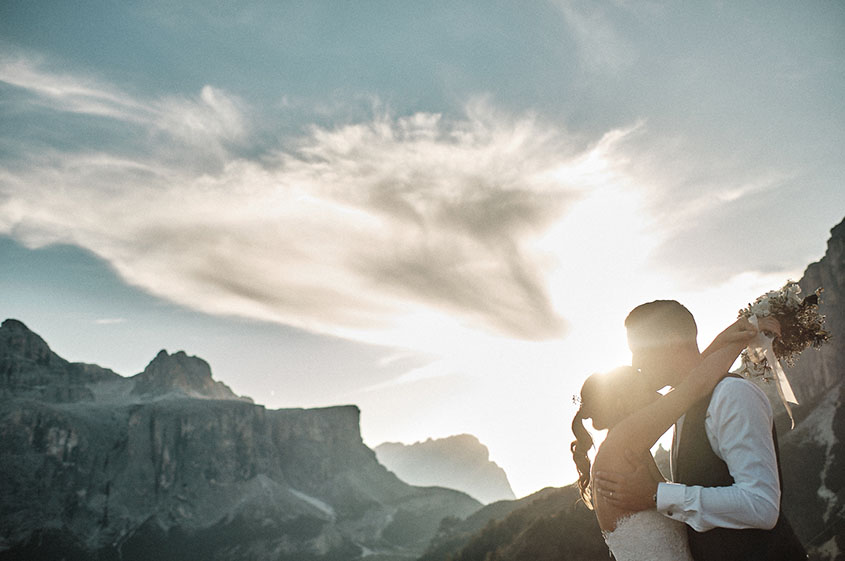 Abbraccio degli sposi con vista sulle Dolomiti