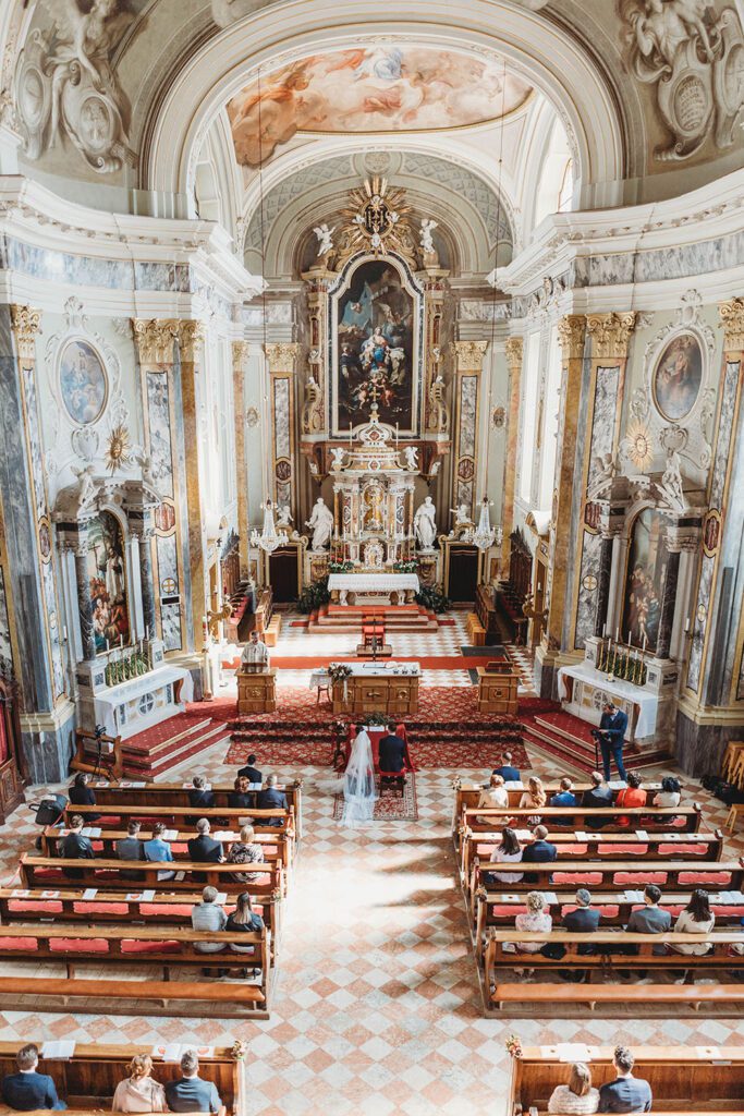 La bellissima chiesa parrocchiale di Caldaro vista dall'alto