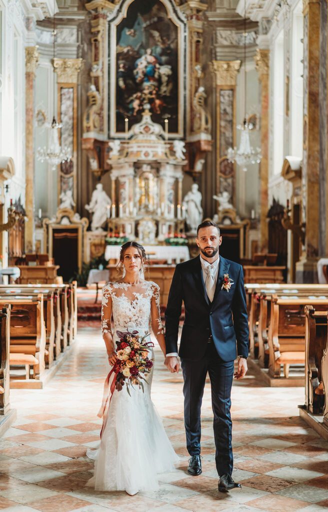 Gli sposi escono dalla chiesa