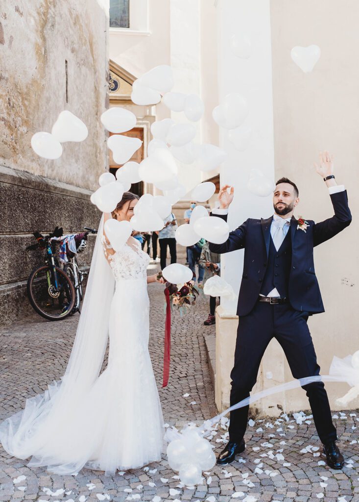 Palloncini fuori dalla chiesa