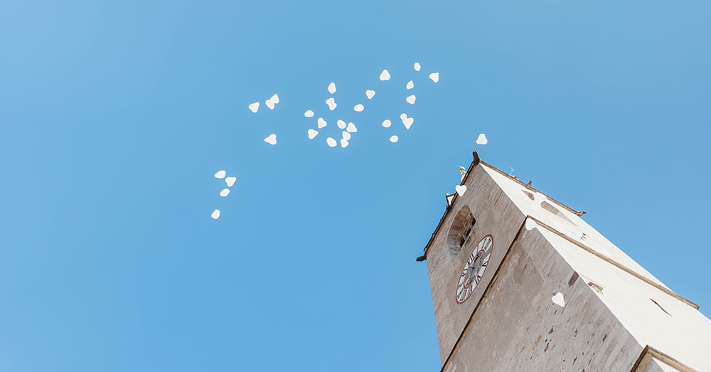 Palloncini fuori dalla chiesa