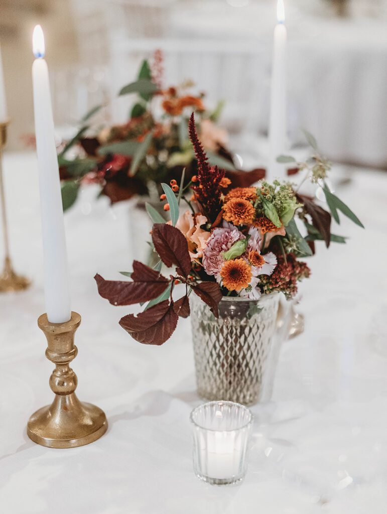 Decorazioni floreali sui tavoli: vasetti con fiori e candele