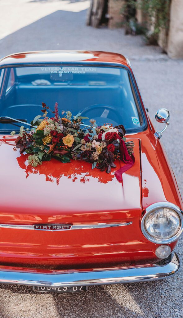 Fiori per l'auto degli sposi