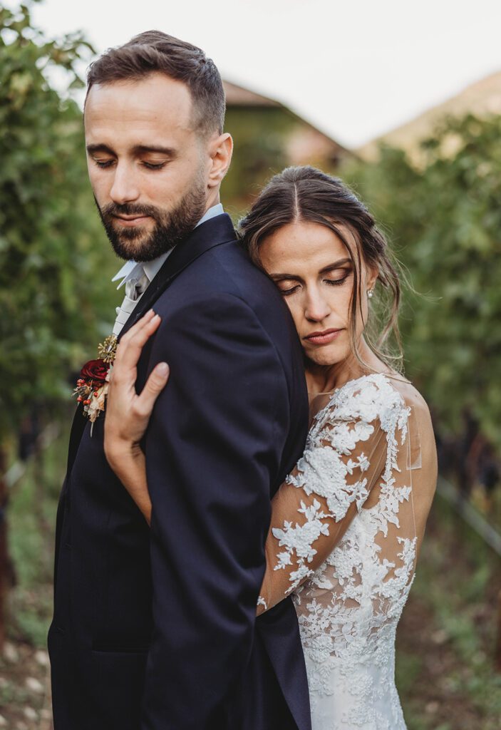 Gli sposi fra i vigneti della tenuta Kaltenburg a Caldaro