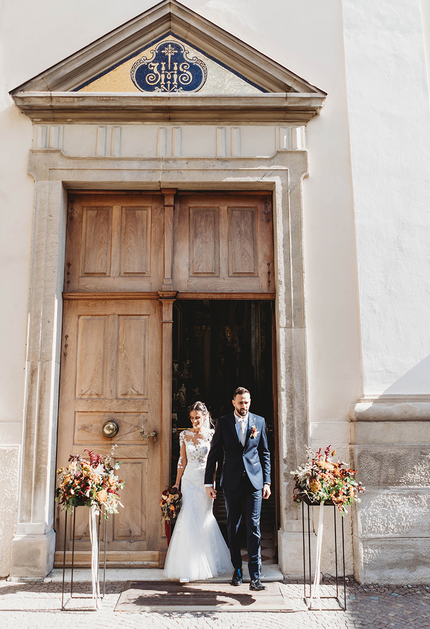 Gli sposi all'uscita dalla chiesa parrocchiale di Caldaro