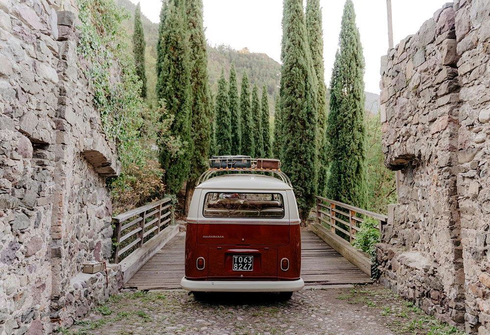 L'auto degli sposi: un furgoncino VW bordeaux decorato a festa