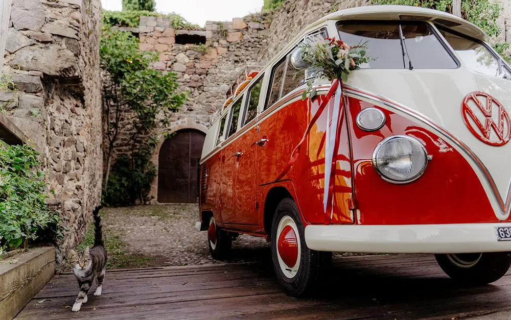 L'auto degli sposi: un furgoncino VW bordeaux decorato a festa