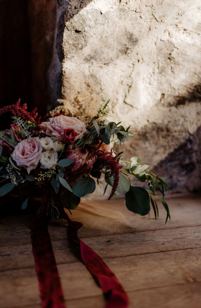 Il bouquet da sposa sulle tonalità dei rosa cipria e dei bordeaux