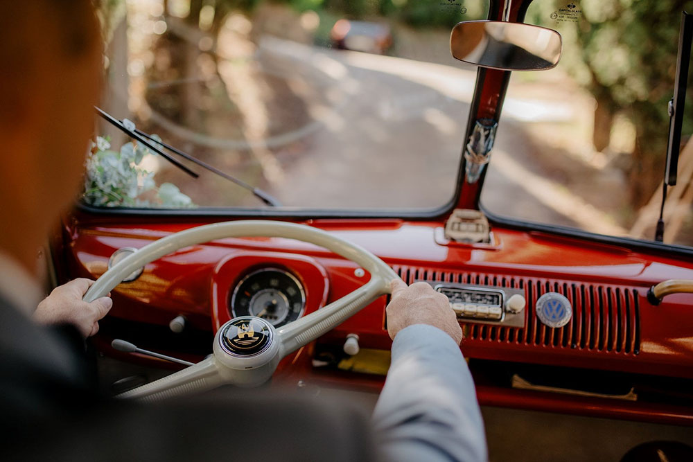 L'auto degli sposi: un furgoncino VW bordeaux decorato a festa