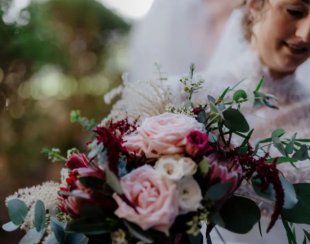 Il bouquet da sposa sulle tonalità dei rosa cipria e dei bordeaux