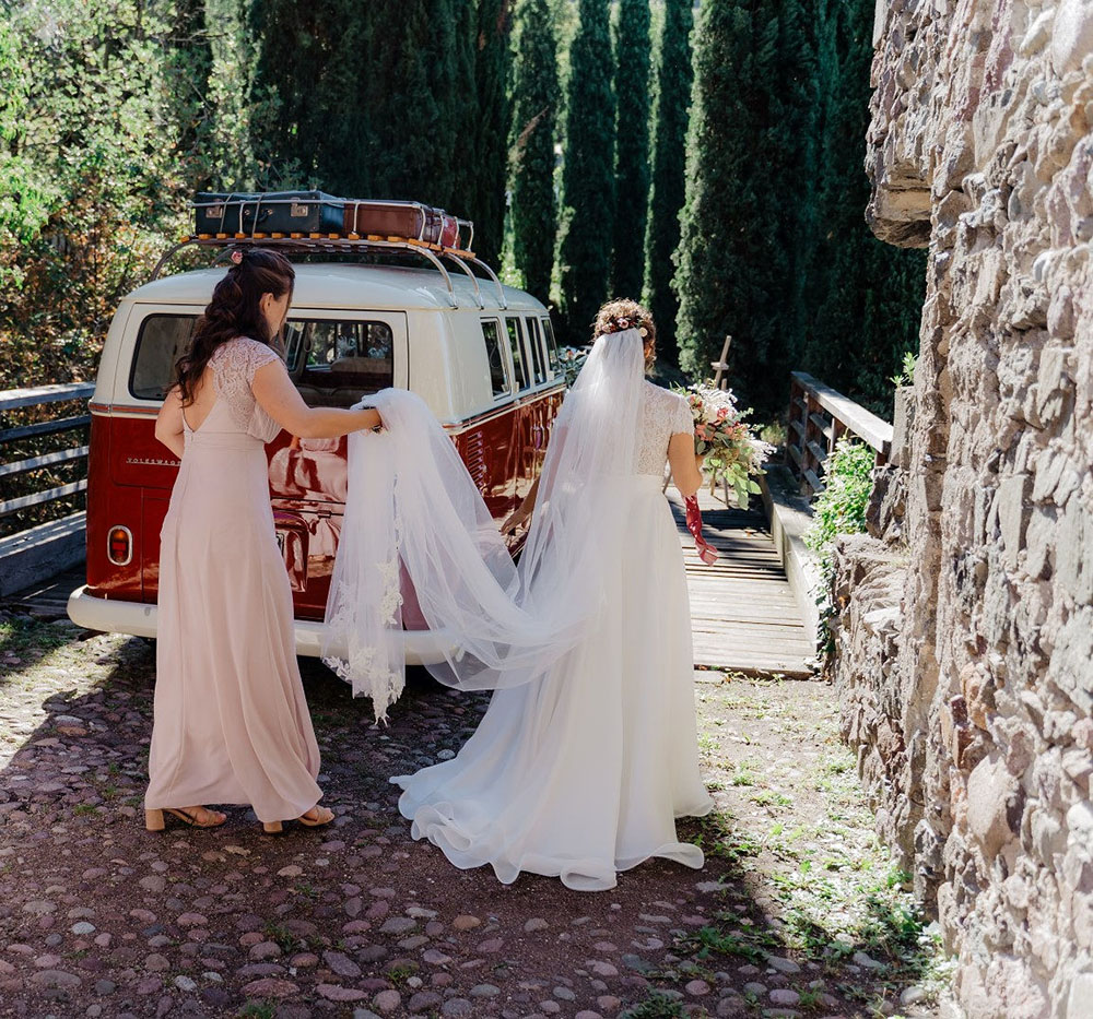 L'auto degli sposi: un furgoncino VW bordeaux decorato a festa