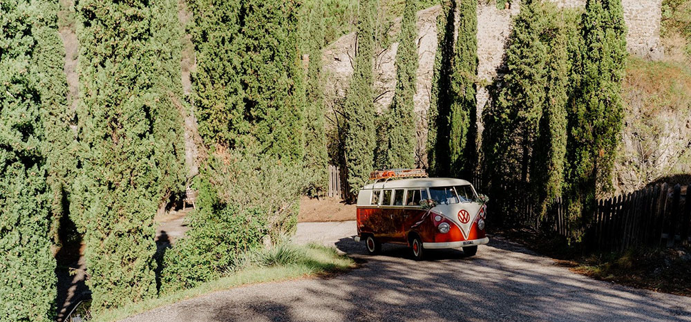 L'auto degli sposi: un furgoncino VW bordeaux decorato a festa