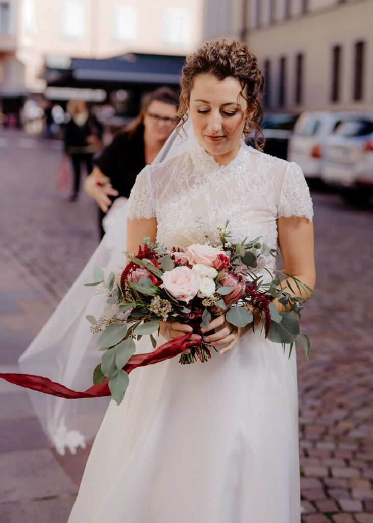 Il bouquet da sposa sulle tonalità dei rosa cipria e dei bordeaux