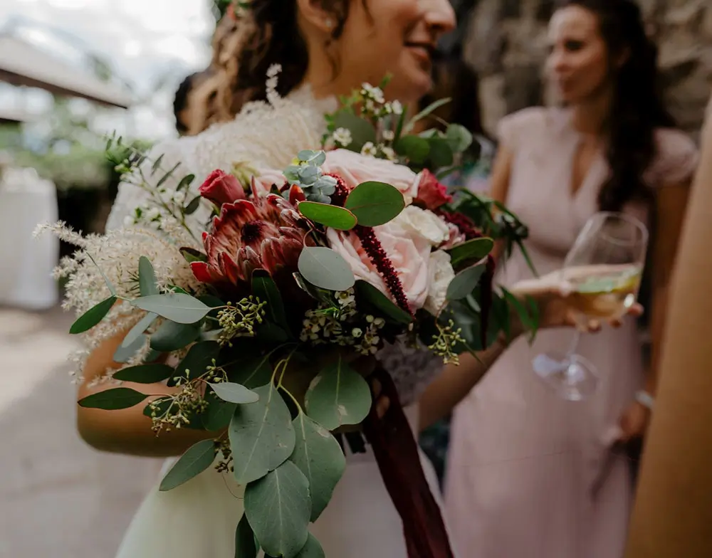Il bouquet da sposa sulle tonalità dei rosa cipria e dei bordeaux