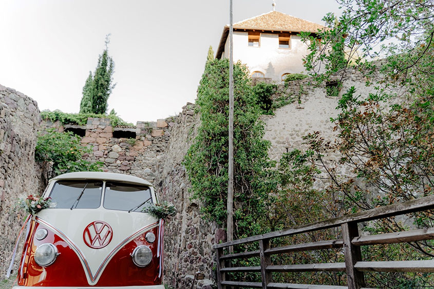 Il furgoncino VW attende la sposa al castello
