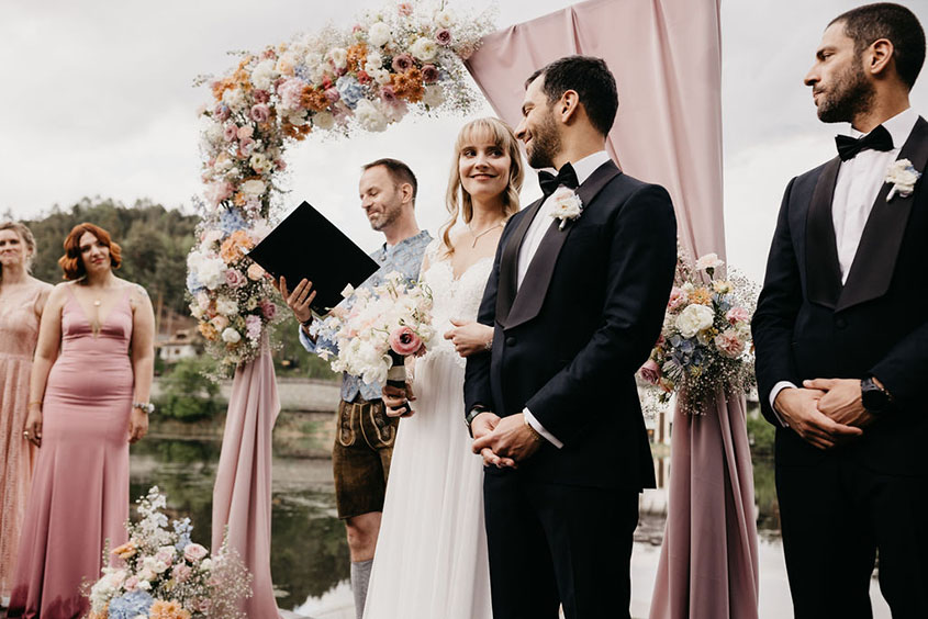 cerimonia matrimonio con arco floreale
