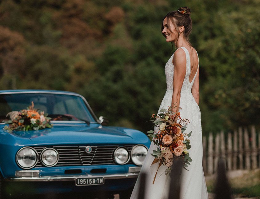 La sposa e la macchina vintage