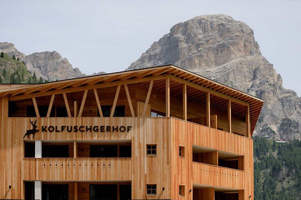 Summer wedding at Kulfuschgerhof, Dolomites, with wild flowers