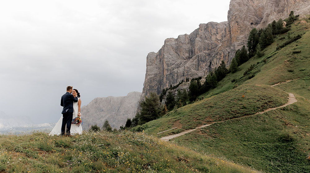 Matrimonio al Kolfuschgerhof sulle Dolomiti con fiori di campo