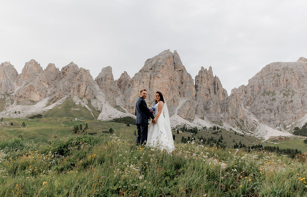 Matrimonio al Kolfuschgerhof sulle Dolomiti con fiori di campo