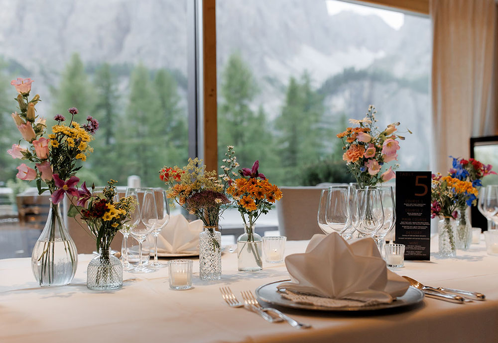 Matrimonio al Kolfuschgerhof sulle Dolomiti con fiori di campo