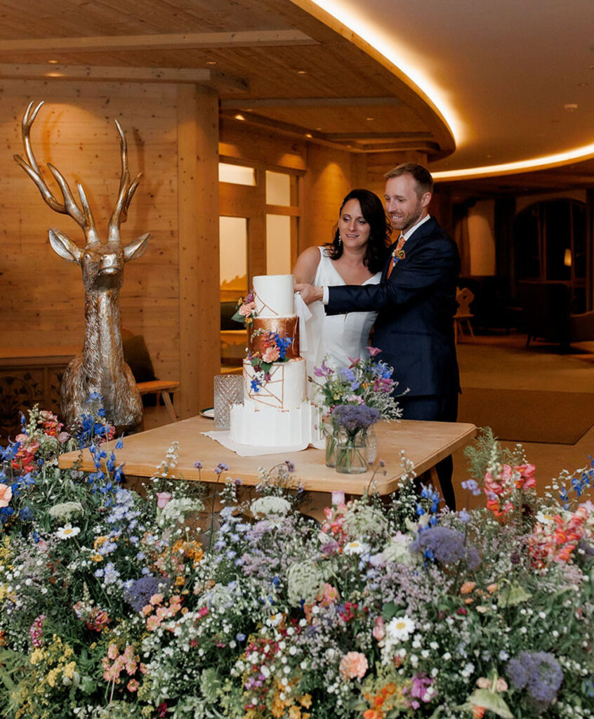 Matrimonio al Kolfuschgerhof sulle Dolomiti con fiori di campo