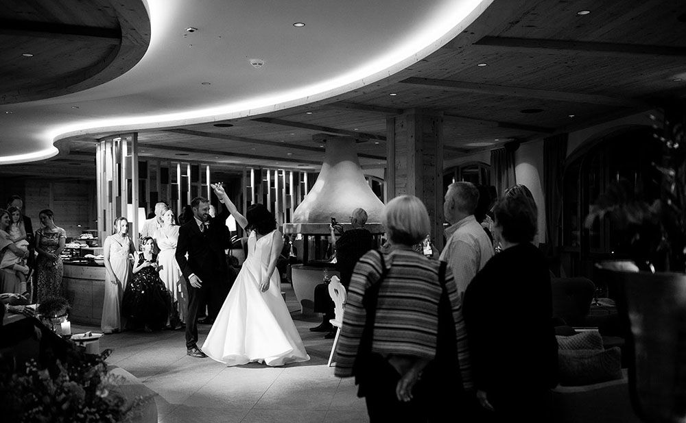 Matrimonio al Kolfuschgerhof sulle Dolomiti con fiori di campo