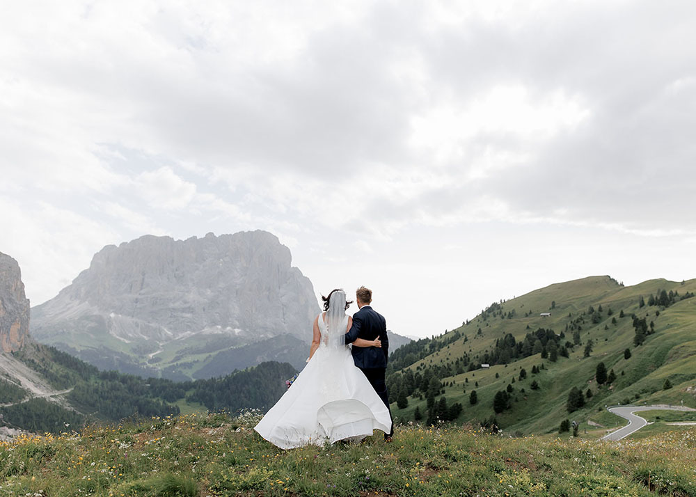 Summer wedding at Kulfuschgerhof, Dolomites, with wild flowers