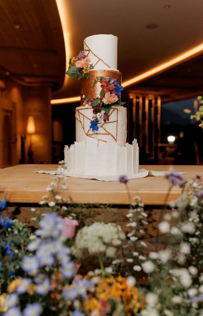 Matrimonio sulle Dolomiti con fiori di campo