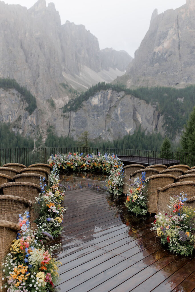 Matrimonio al Kolfuschgerhof sulle Dolomiti con fiori di campo