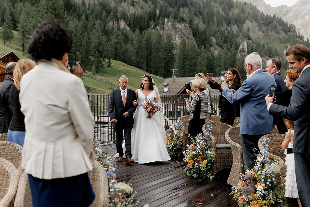 Matrimonio al Kolfuschgerhof sulle Dolomiti con fiori di campo