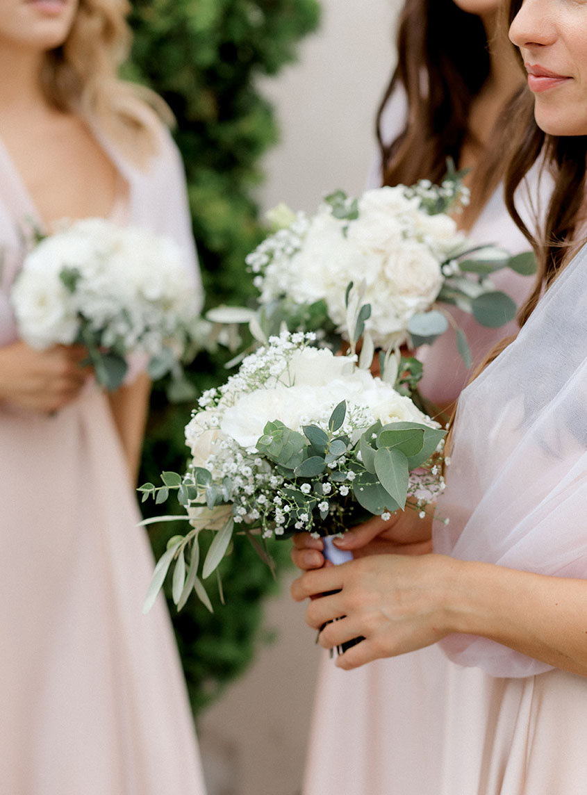 Matrimonio classico con fiori bianchi e dettagli oro