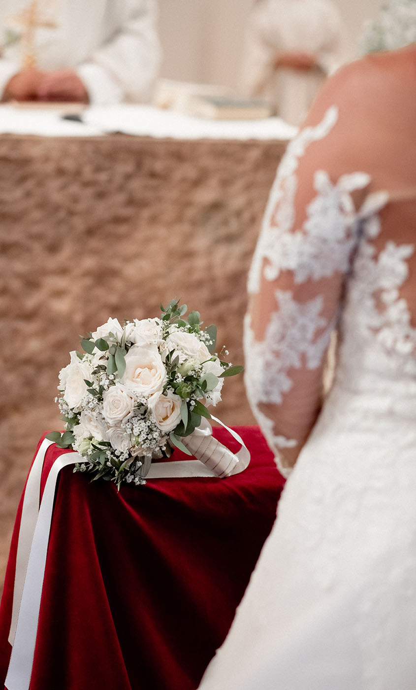 Matrimonio classico con fiori bianchi e dettagli oro