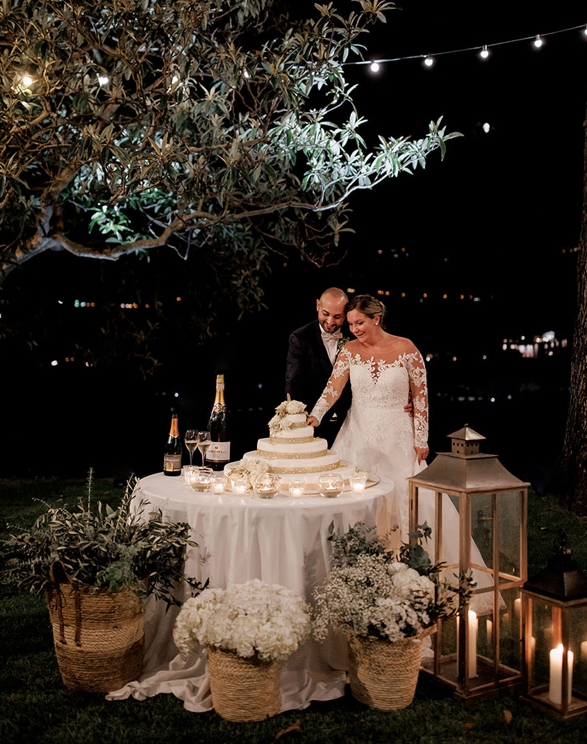 Matrimonio classico con fiori bianchi e dettagli oro fra i vigneti dell'Alto Adige