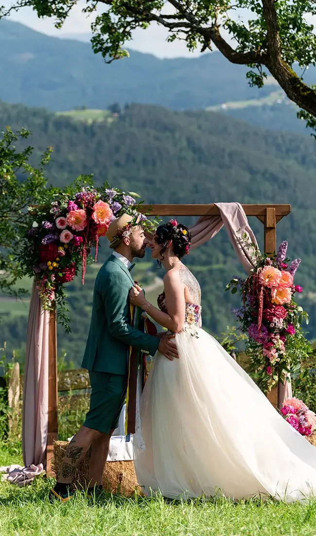 Matrimonio con cerimonia simbolica sul prato e arco floreale
