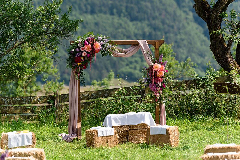 Matrimonio colorato al maso di montagna a Renon