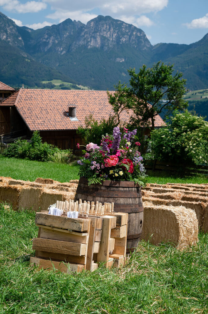 Matrimonio colorato al maso di montagna a Renon