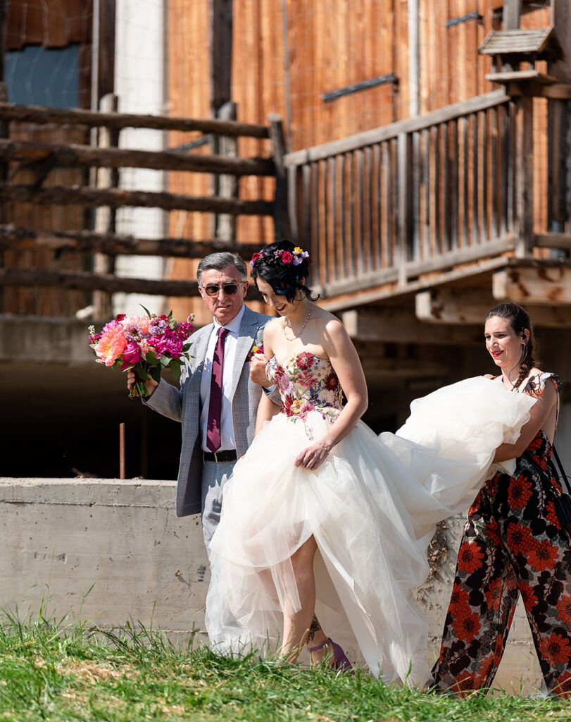 Matrimonio colorato al maso di montagna a Renon