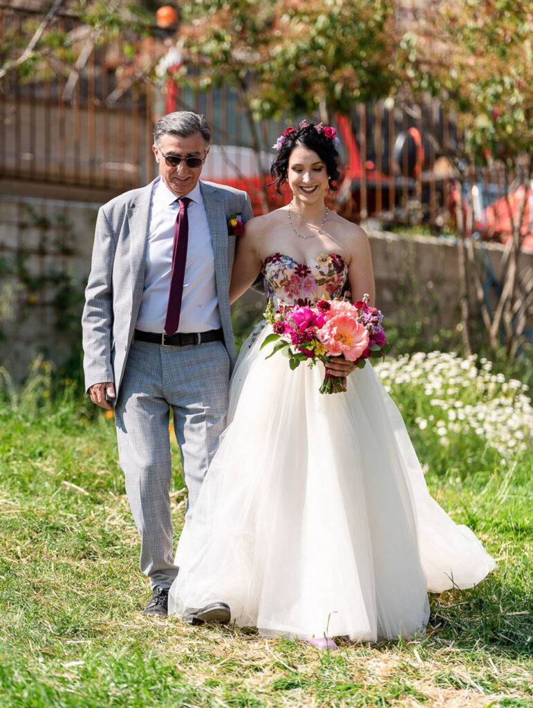 Matrimonio colorato al maso di montagna a  Renon